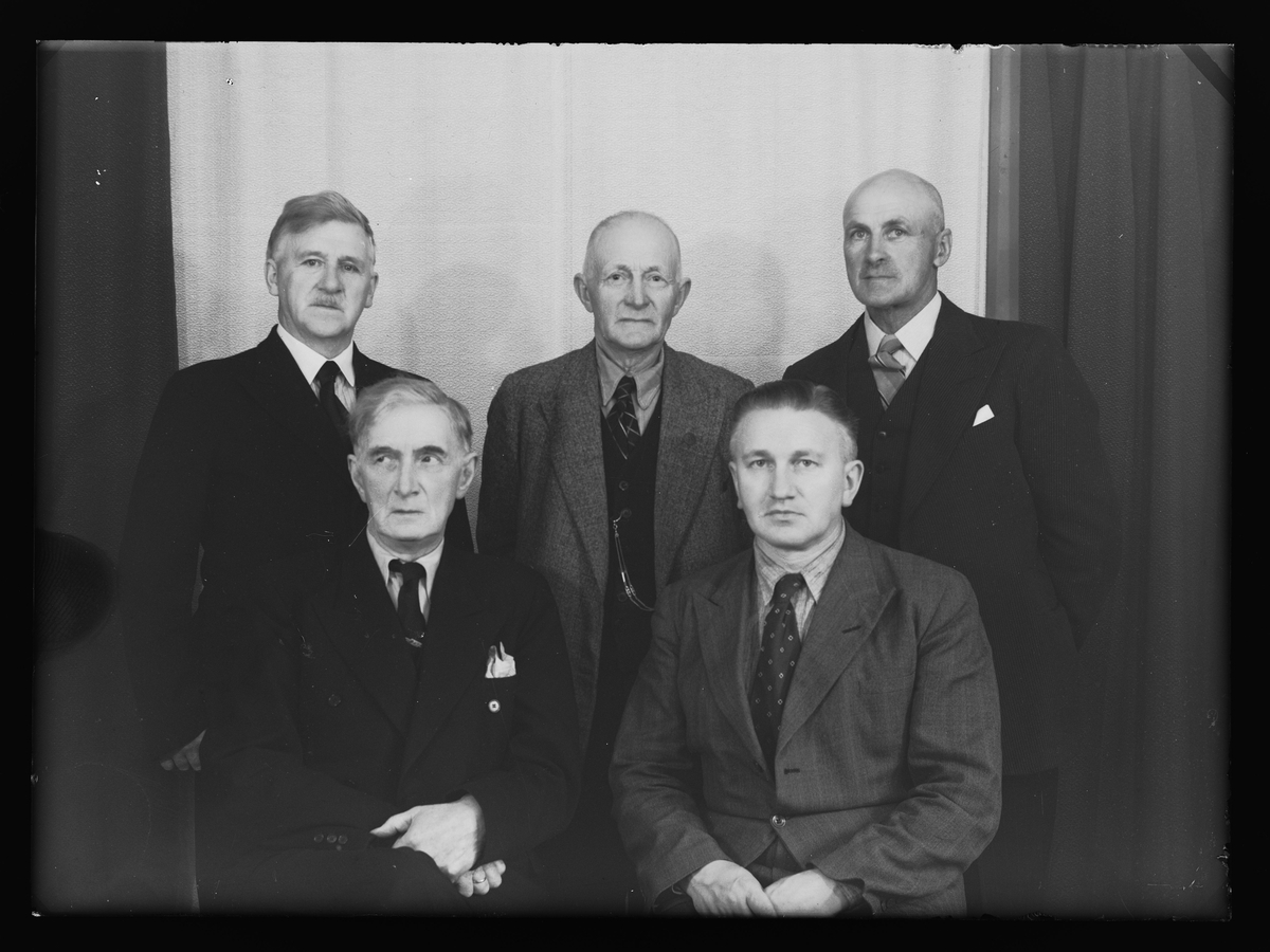 Gruppebilde av styret i Rørosmuseet i 1950.