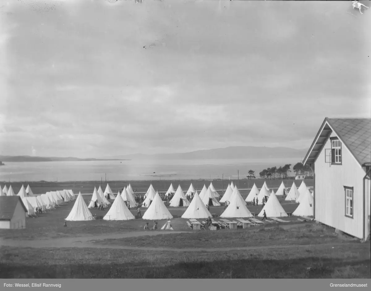 Militærleir med en rekke telt, ukjent sted.