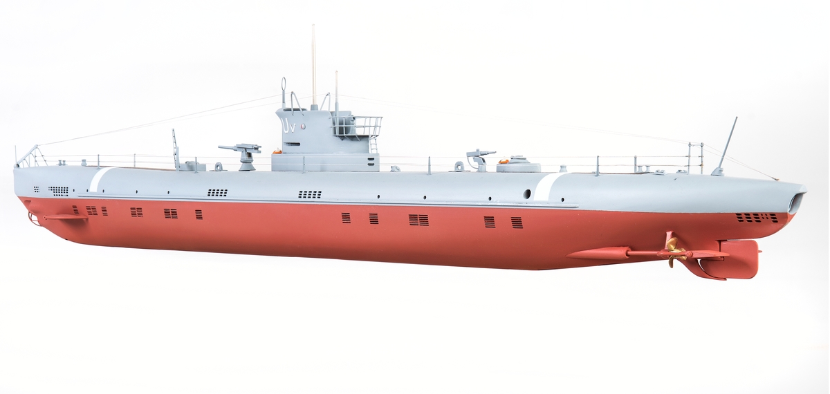 Modell av ubåten ULVEN av Drakenklass. Modellen visar Ulven i originalskick utrustad med bland annat två stycken telefonbojar.