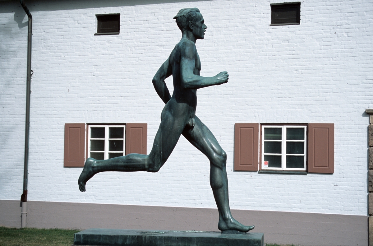 Staty "Löparen" framför idrottsplatsen Strömvallen, Gävle av konstnären Olof Ahlberg.