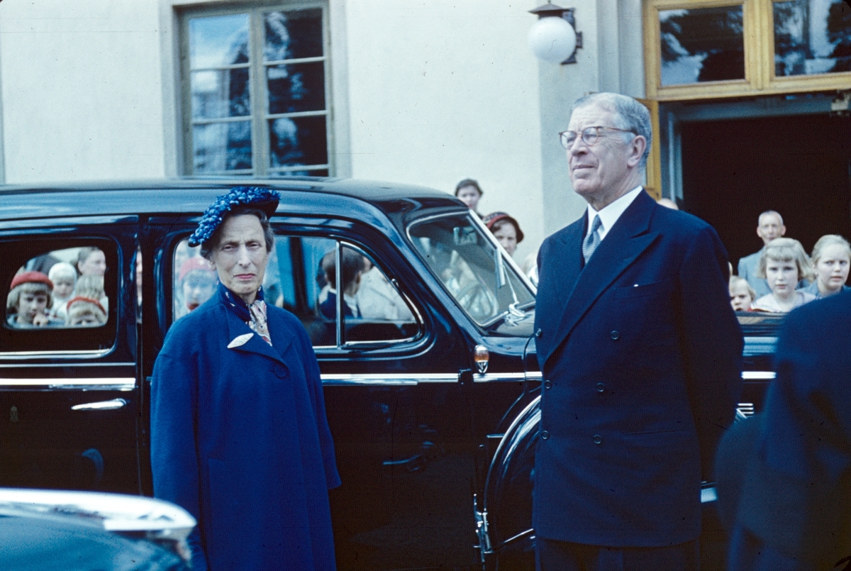 Hans Majestät Konungen Gustaf VI Adolf och drottning Louise Mountbatten i Valbo 1954