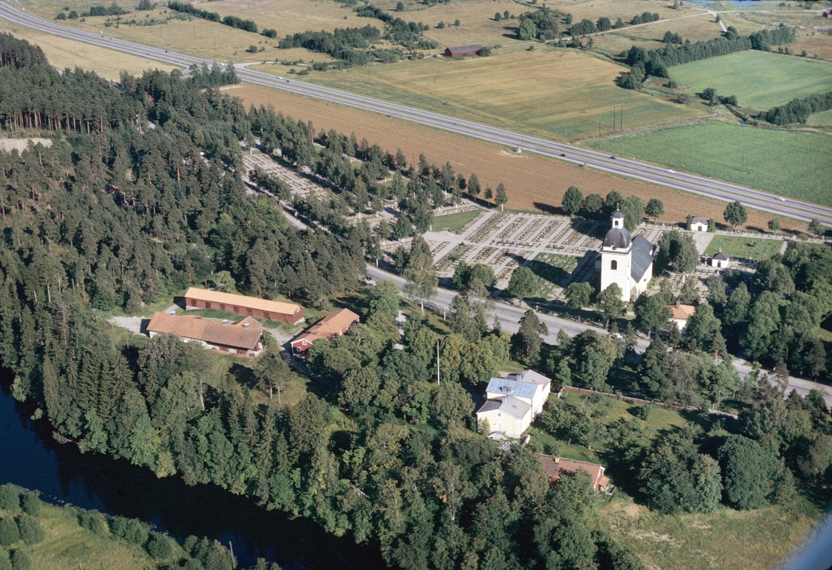 Vy över Valbo kyrka, prästgården och riksväg 68