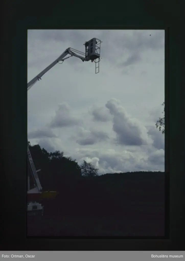 Norum 159. Börje Andersson fotar gravar från skylift