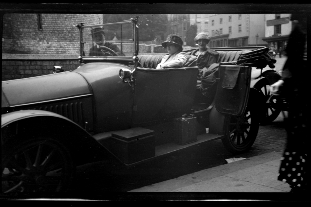 Finn Sundt med hustru Olive Sundt og svigerinne Hilda Sundt fotografert i en bil i England, 1919-1920.