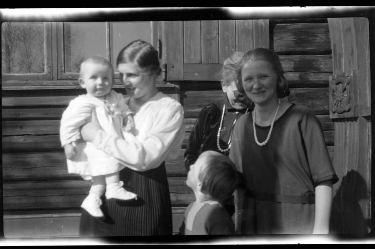 Hilda Sundt med sønnen Rolf Jr. på armen, sønnen Julius, og Julie Cecilie (Essemor) Sundt på terrassen til Villa Knyggen i Voksenlia, Oslo. Bak Essemor antagelig Sigrid Sundt. Fotografert 1922.