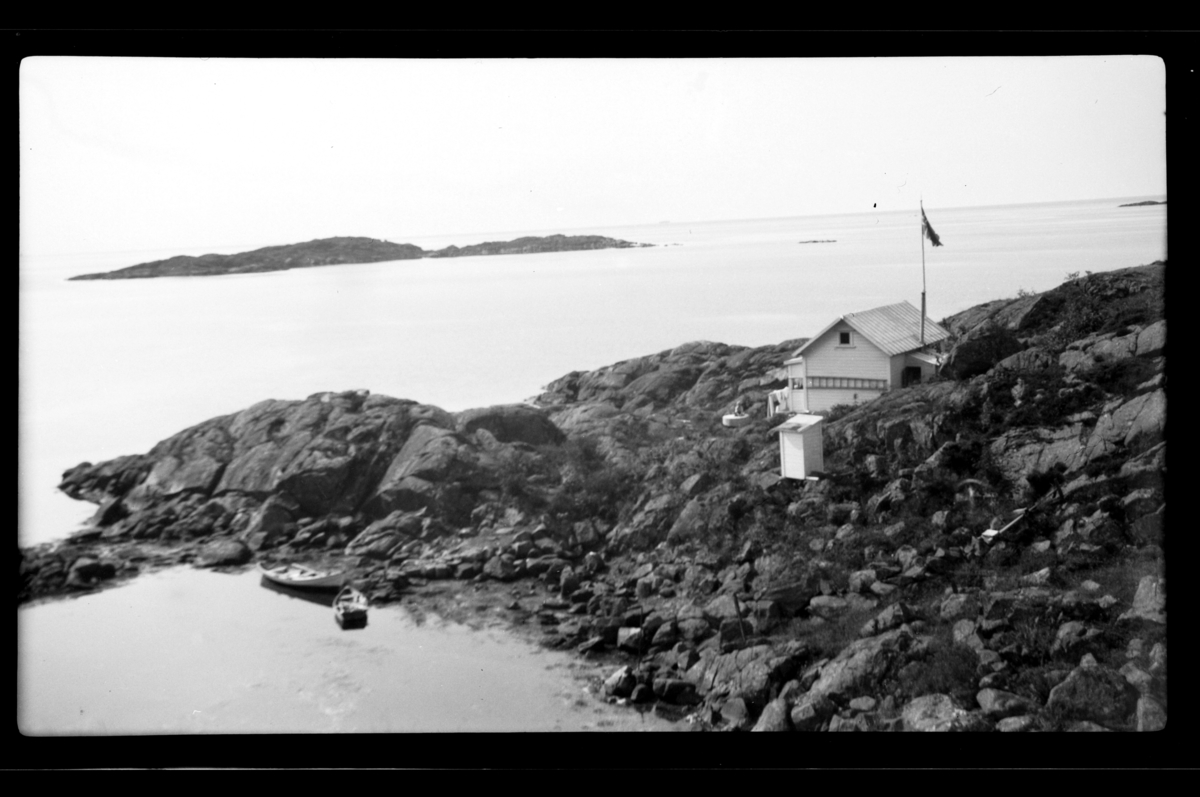 Hytte i strandkanten på Søndre Hald i nærheten av Loshavn ved Farsund. Fotografert juli 1932.