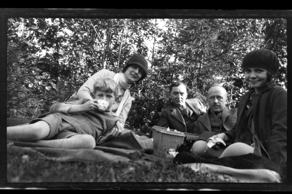 Piknik i det grønne. Fra venstre Hilda Sundt med Rolf Jr., Johan Buratti, Rolf Sundt Sr. og Elin Buratti. Fotografert 1928.