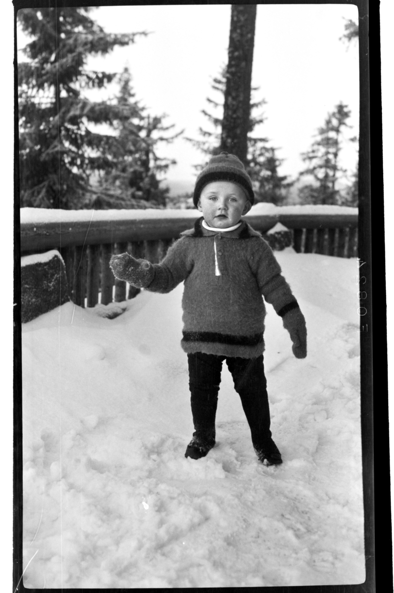 Julius Sundt står ute med snø rundt seg, Ville Knyggen. Fotografert 1918-1919.