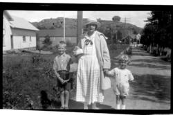 Hilda Sundt med sine sønner Rolf Sundt jr. i en gate i Stave