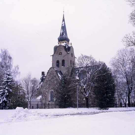 Söderala kyrka exteriör i 15 majsnö 1995.