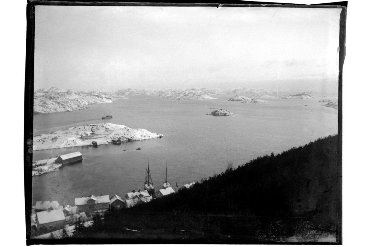 Utsikt fra Varbakk over deler av Farsund og fjorden. Fotografert vinteren 1903.