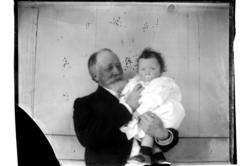 Konsul Peter Ingvard Sundt med sitt lille barnebarn Anna Jea