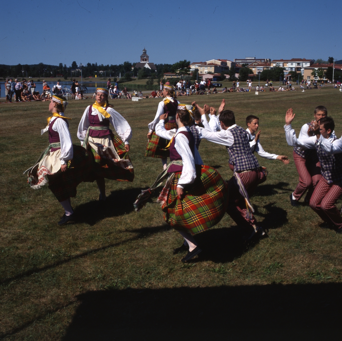 Hälsingehambon för 36:e gången, Kolgårdens före detta idrottsplats i Bollnäs, 7 juli 2001. Uppträdande av utländska folkdansare.