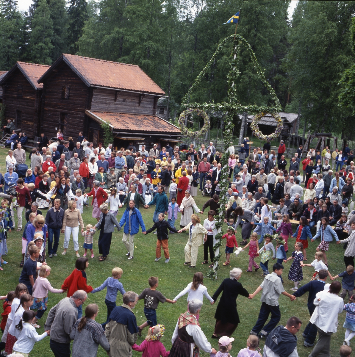 Midsommarfest vid hembygdsbyn Västerby i Rengsjö, midsommarafton 22 ...