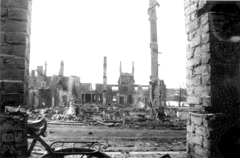 Bombene utslettet det meste av Elverum sentrum. Fotograf ukjent/Glomdalsmuseets fotoarkiv.