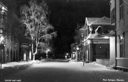 Storgata, som da het Nyvegen, før bombingen. Foto: Erling Syringen/ Glomdalsmuseets fotoarkiv.
