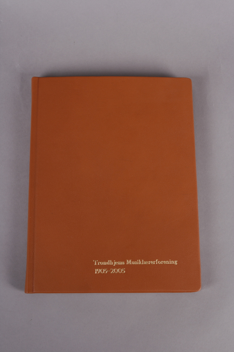 Jubileumsbok for Trondhjems musiklærerforening utgitt i 2005, innbundet i 2018.