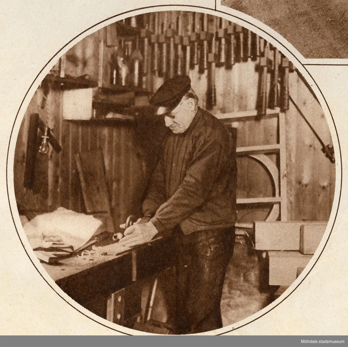 Detaljarbete från snickeri.
Bilderna 1993_0448-0453 är reproduktionsfotograferade ur en artikel i Vecko-Journalen, från år 1930, angående möbelsnickeriverksamheten i Lindome.