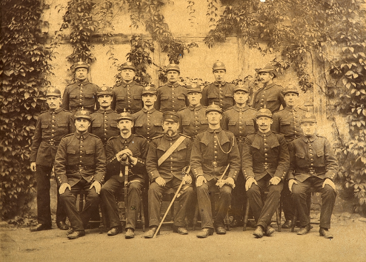Kristiania 1892. Gruppe 17, militære, uniformer. 2 rekke nr 3 f.h. Johan Ludvig Johansen.