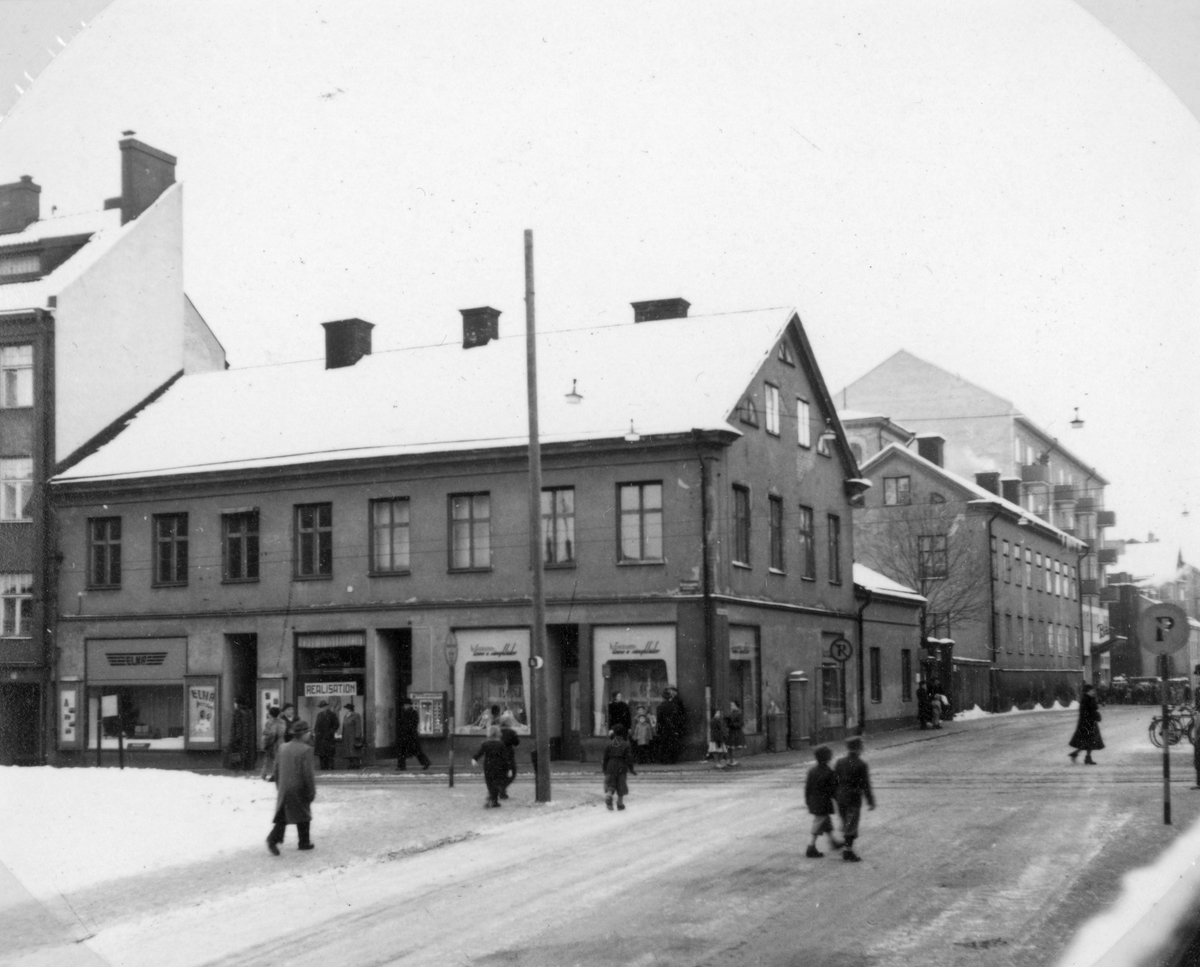 Vy mot kvarteret Korpen i Norrköping 1953. Närmast ses Korpen 19 i hörnet av Drottninggatan och Repslagaregatan. Perspektiv mot nordost.