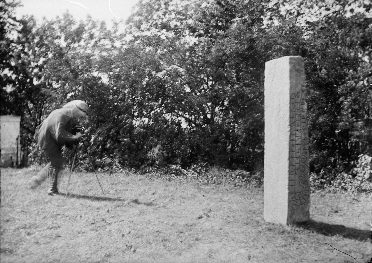 Otto von Friesen framför Altunastenen, runsten U 1161, vid Altuna kyrka, Uppland. Runstenen fick ny plats 1918 efter borttagande ur sockeln till Creutz-Cronhielmska gravkoret vid Altuna kyrka.