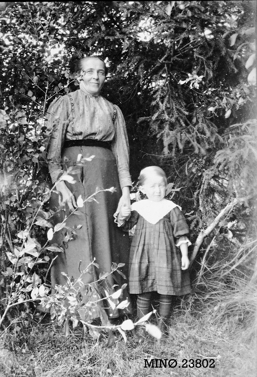 Mor og datter - Agathe Nytrøen f. Midtdal med datter