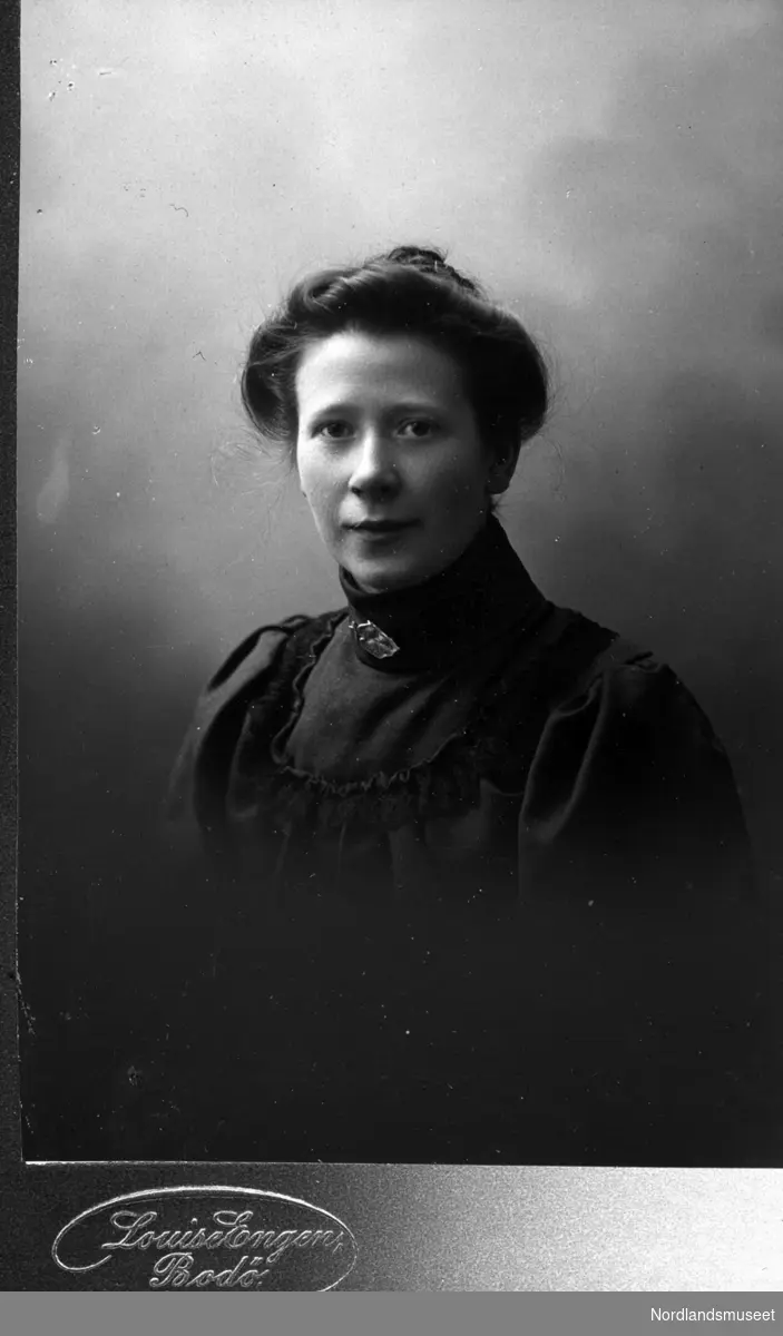 Portrett. Ambjørg Mathilde Dagny Johnsen, 1888-1919, datter av Andreas Johnsen og Sara Georgsdtr., Vigdel. Gift med Janke Pedersen, Sundsfjord.