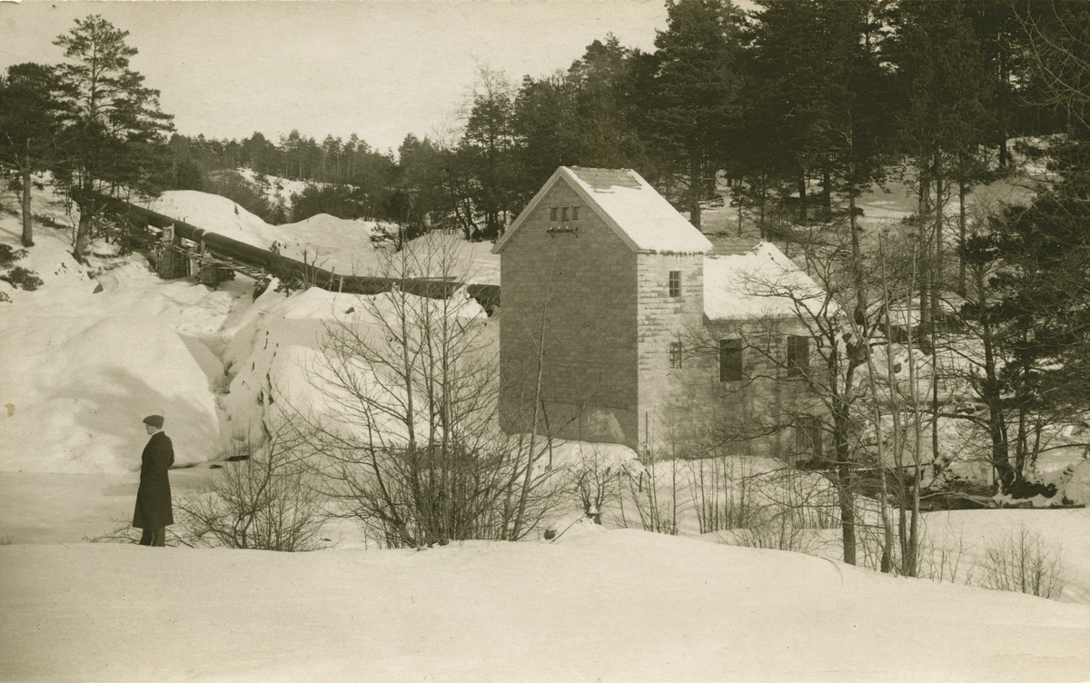 Postkort: Ukjent kraftstasjon med rørgate - Maihaugen / DigitaltMuseum
