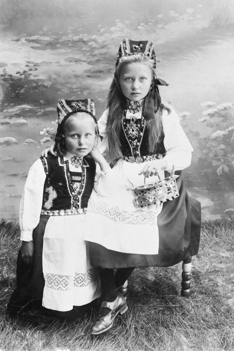 Søstrene Gudrun og Lilly Lothe