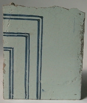 Kakel, 41 st, delvis fragmentariska. Vita med blå ränder.