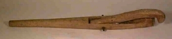 Bandhake, redskap använt vid bandning av laggkärl. 220 mm från främre delen är en ledad trähake infälld.