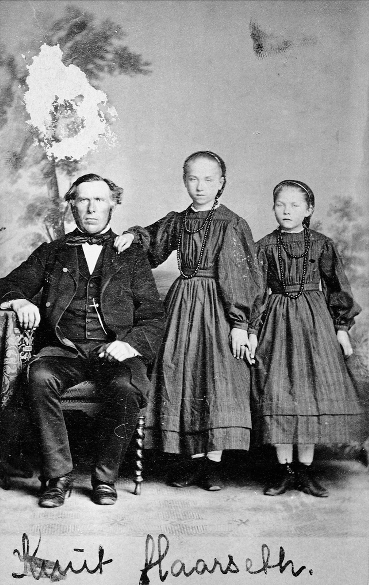 Portrett av menn med døtre. Knut Haarseth og Otilia og Erika