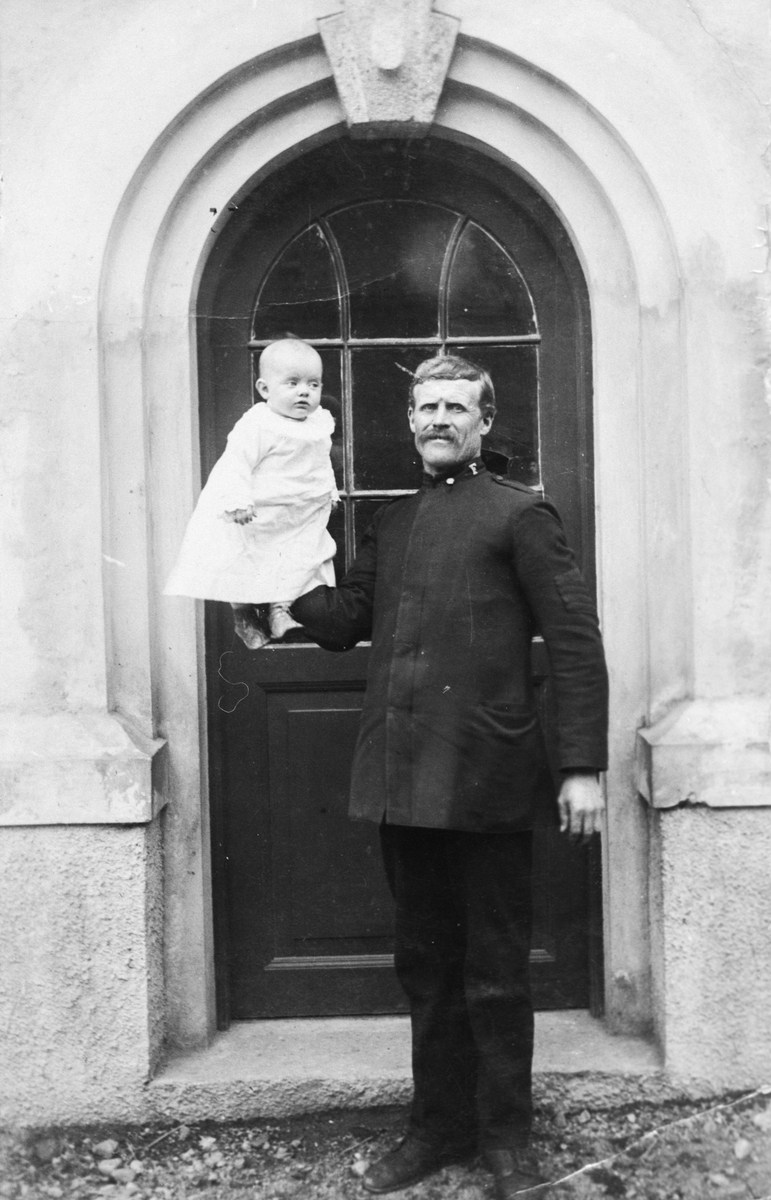 Knut Breistein med barnebarnet Ragna på armen.