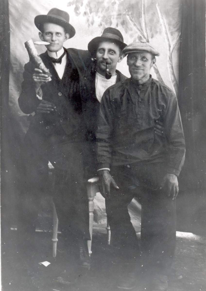 Atelierportrett av tre menn fra Tranøy prestegård 1920-25