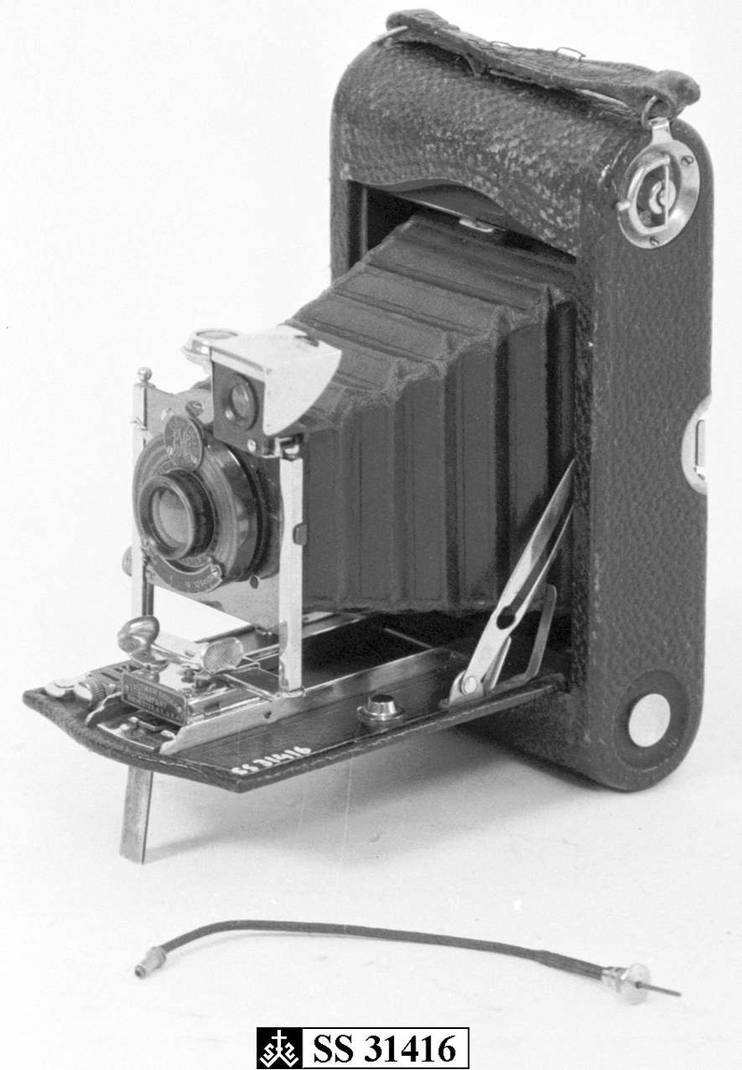 Innfoldingskamera som åpnes med lokket på baksiden.