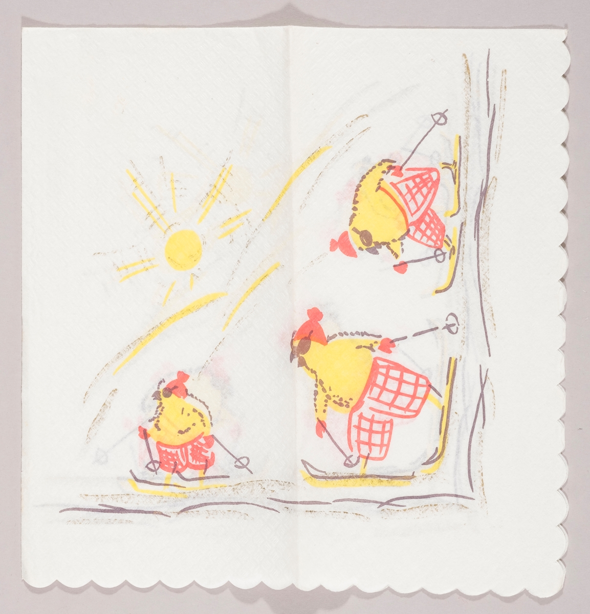 Tre kyllinger med rutete bukser, lue og solbriller går på ski. I bakgrunnen en strålende sol over et hvit fjellområde.