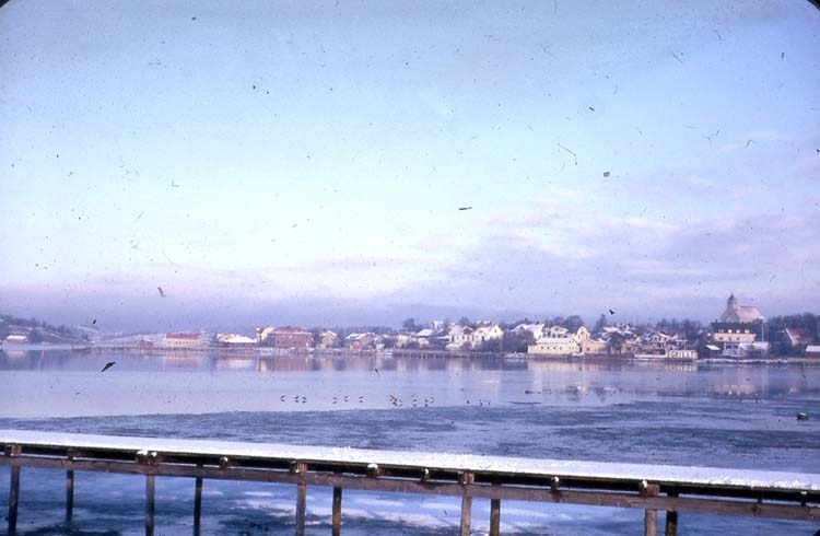 Stenungsunds gamla centrum 1961-1962 från Stenungsön.
Strandlinjen (Sundet).