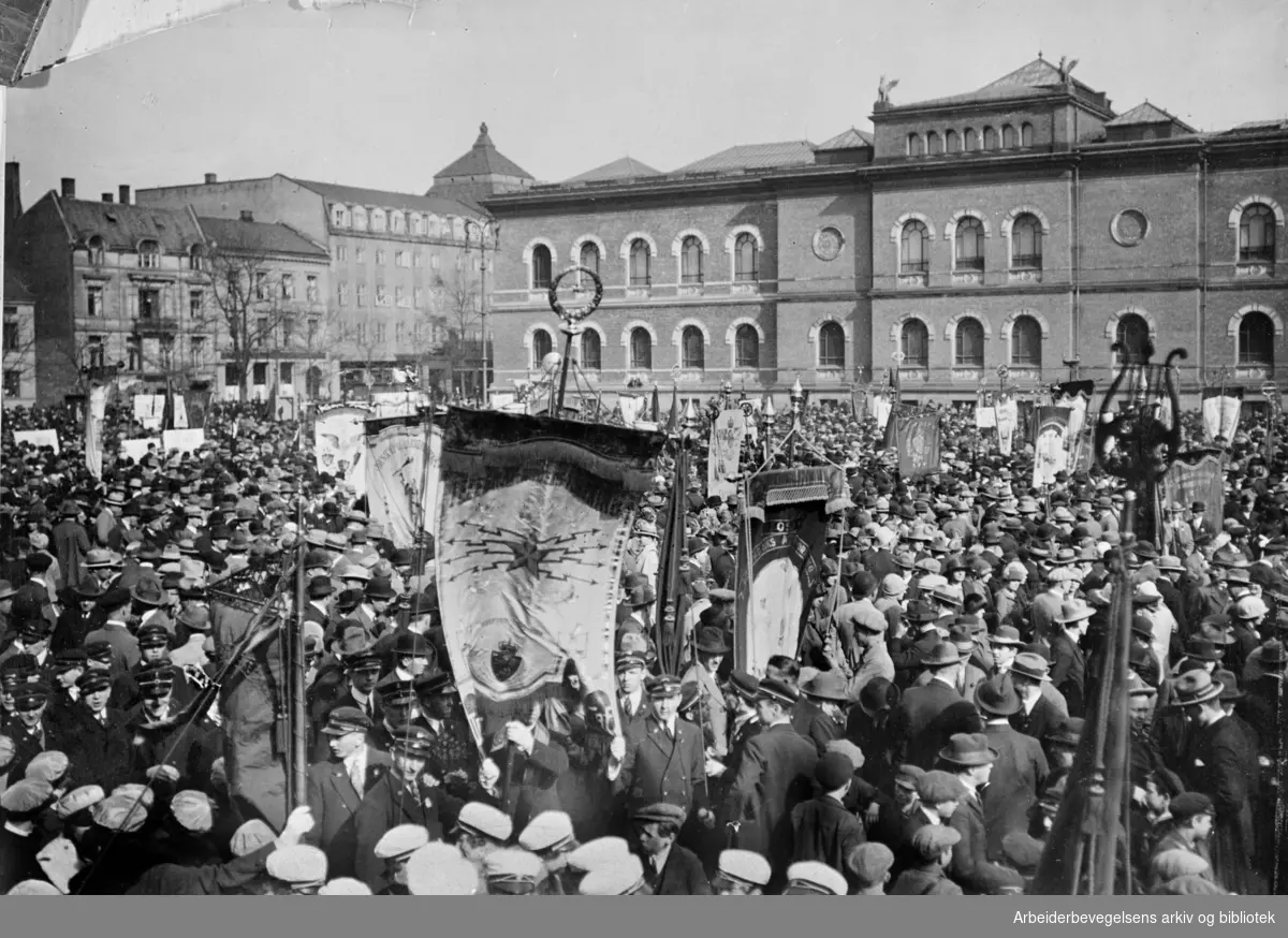 1. mai 1926 i Oslo. Demonstrasjonstoget samles på Tullinløkka før avmarsj.