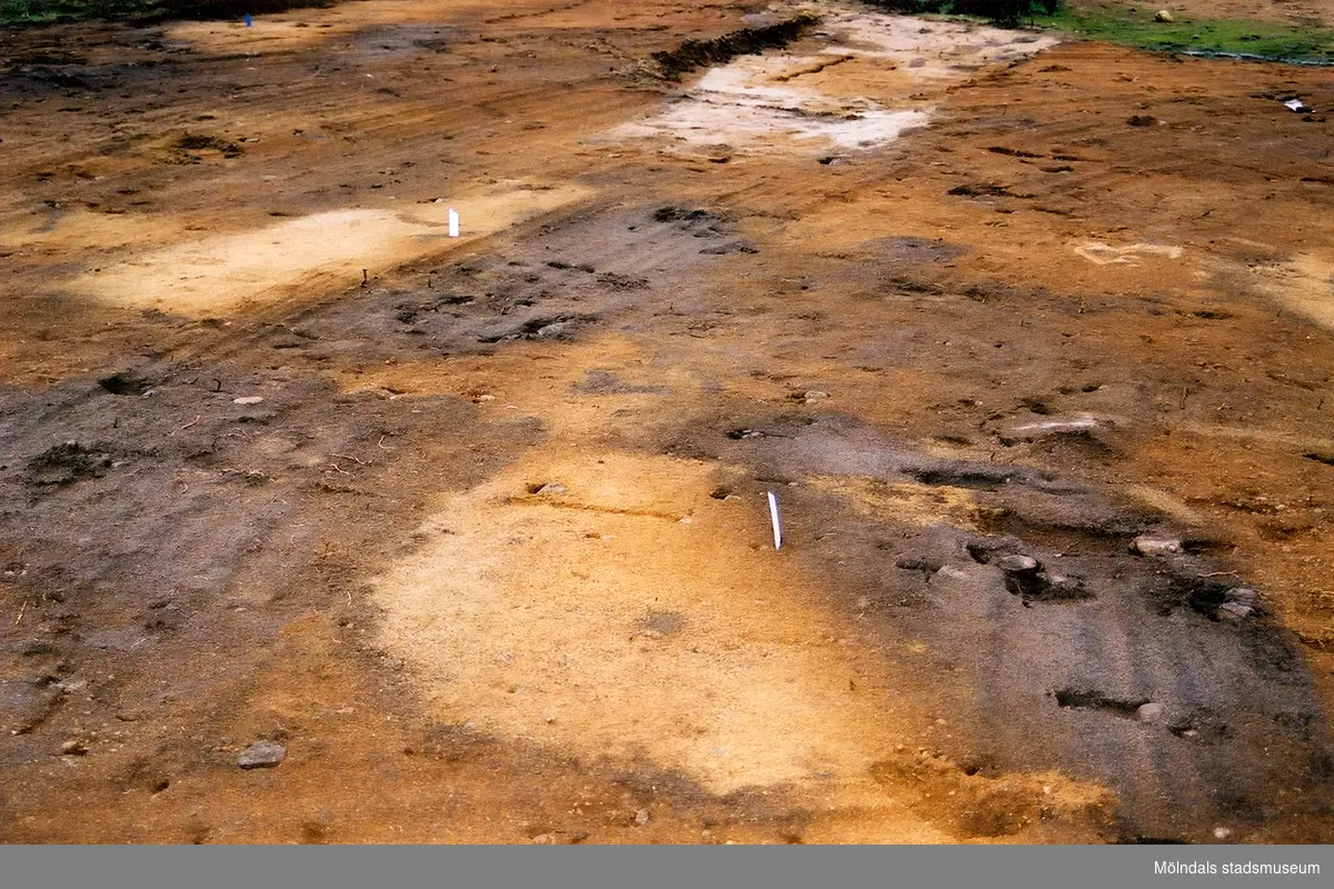 Arkeologisk undersökning av kokgropssystemet i Stretered, Kållered, våren 1998. Kultplats från bronsålder–äldre järnålder. Sammanlagt undersöktes 132 kokgropar som sträckte sig över en 250 m lång sträcka på krönet av en grusås. Kokgropssystemets norra del bestod av tre rader, medan det mot söder övergick till en rad.