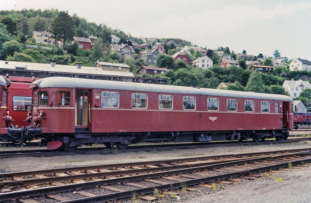 NSBs dieselmotorvogn type  91, BM 91 09, på Marienborg i Trondheim.