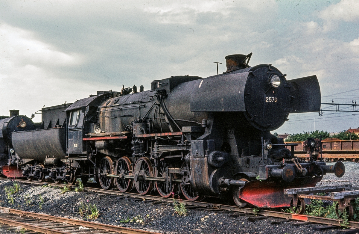 Utrangert damplokomotiv type 63a nr. 2570, hensatt på Marienborg ved Trondheim.
