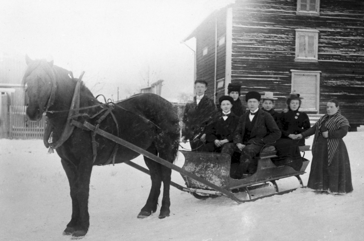 Ca 1920: Klar for kjøretur med sluffe. Ukjent sted, trolig i Fjell. Personen ytterst til høyre: Karen Vestby. Ukjent fotograf.