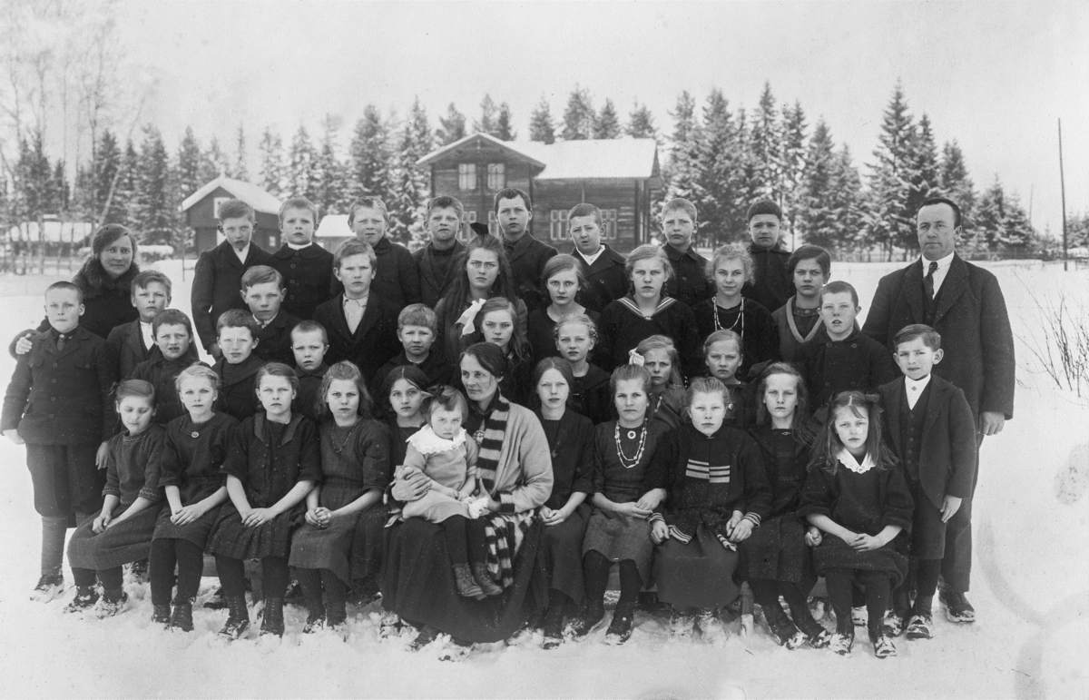 Vinteren 1923 reiste fotograf Thorleif Kristiansen fra Kristiania rundt i Odalen og fotograferte skoleklasser. Dette bildet tok han på Bjelker. Læreren til lengst venstre er Birgit Larsen. Ytterst til høyre står lærer Edvard Kristian Vigdal. I midten foran sitter hans kone Ågot med datteren Ingrid på fanget.