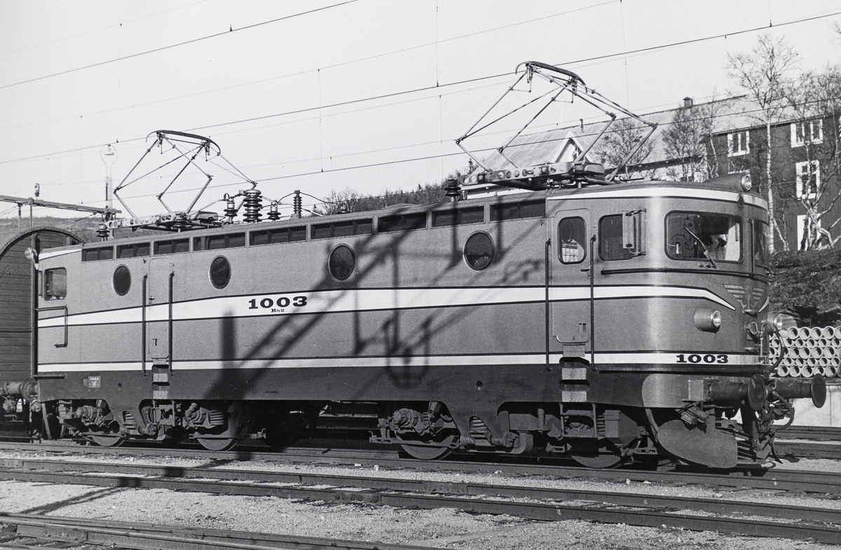 Statens Järnvagars elektriske lokomotiv type Rb2 nr. 1003 i Östersund ...