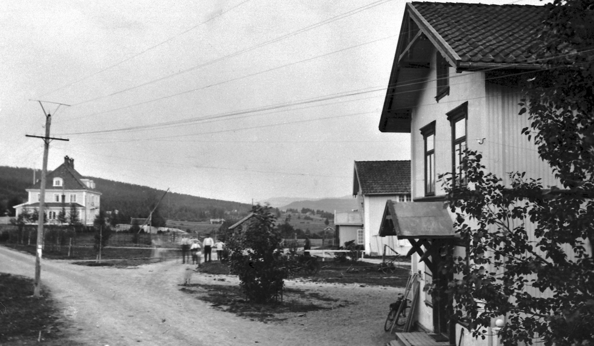 Postkort fra Kjølstads landhandleri på Skjeppestad ca 1920. Foto: Carl Normann.