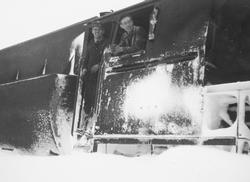 Lokomotivpersonalet på snøryddingstog på Nordlandsbanen, tru