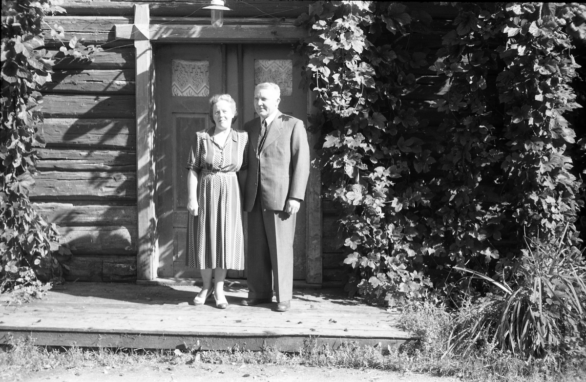 Olaug og Knut Rust foran en sidebygning på tunet på Skaugerud nordre i Kolbu, september 1951.