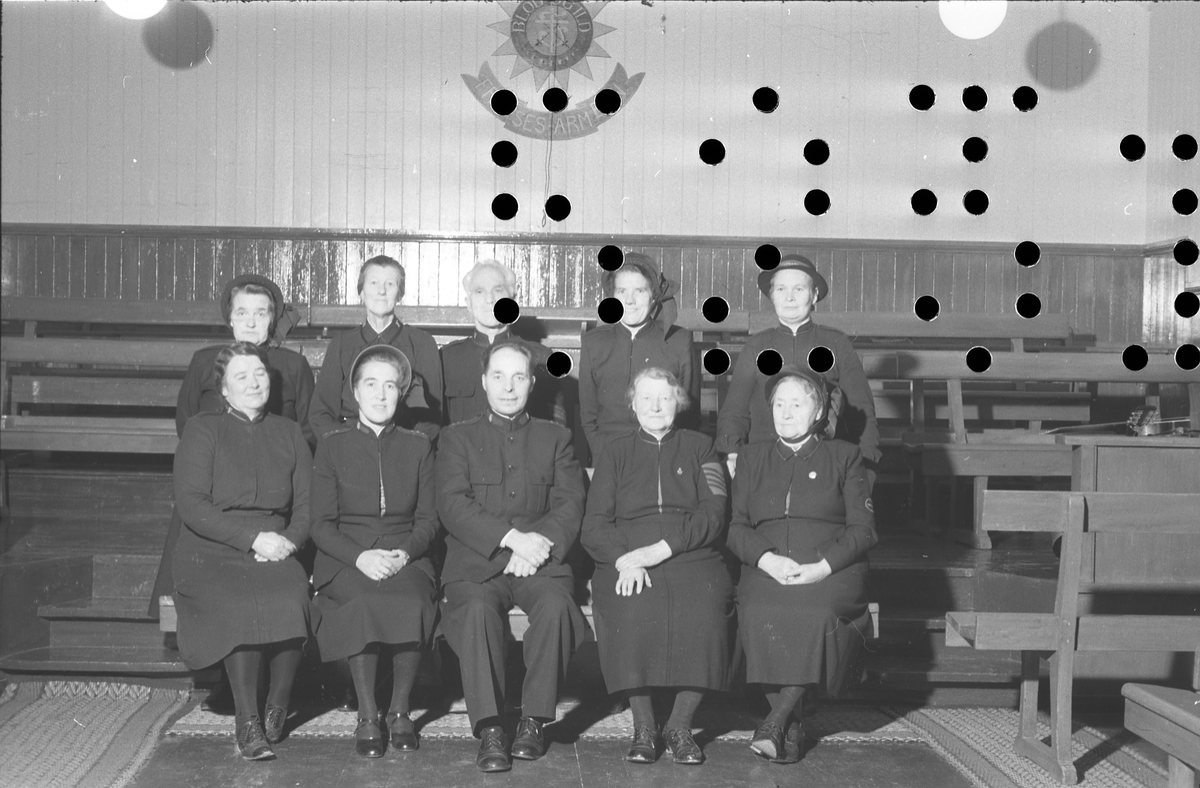 Gruppebilde fra Frelsesarmeen på Lena høsten 1951. To av personene er identifisert.
Nummer to fra høyre foran sitter Anna Myrland. Ytterst til høyre bak står Magnhild Ødeli.