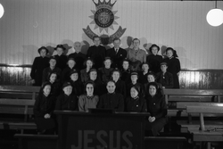 Gruppebilde fra Frelsesarmeen på Lena høsten 1951. Noen av p