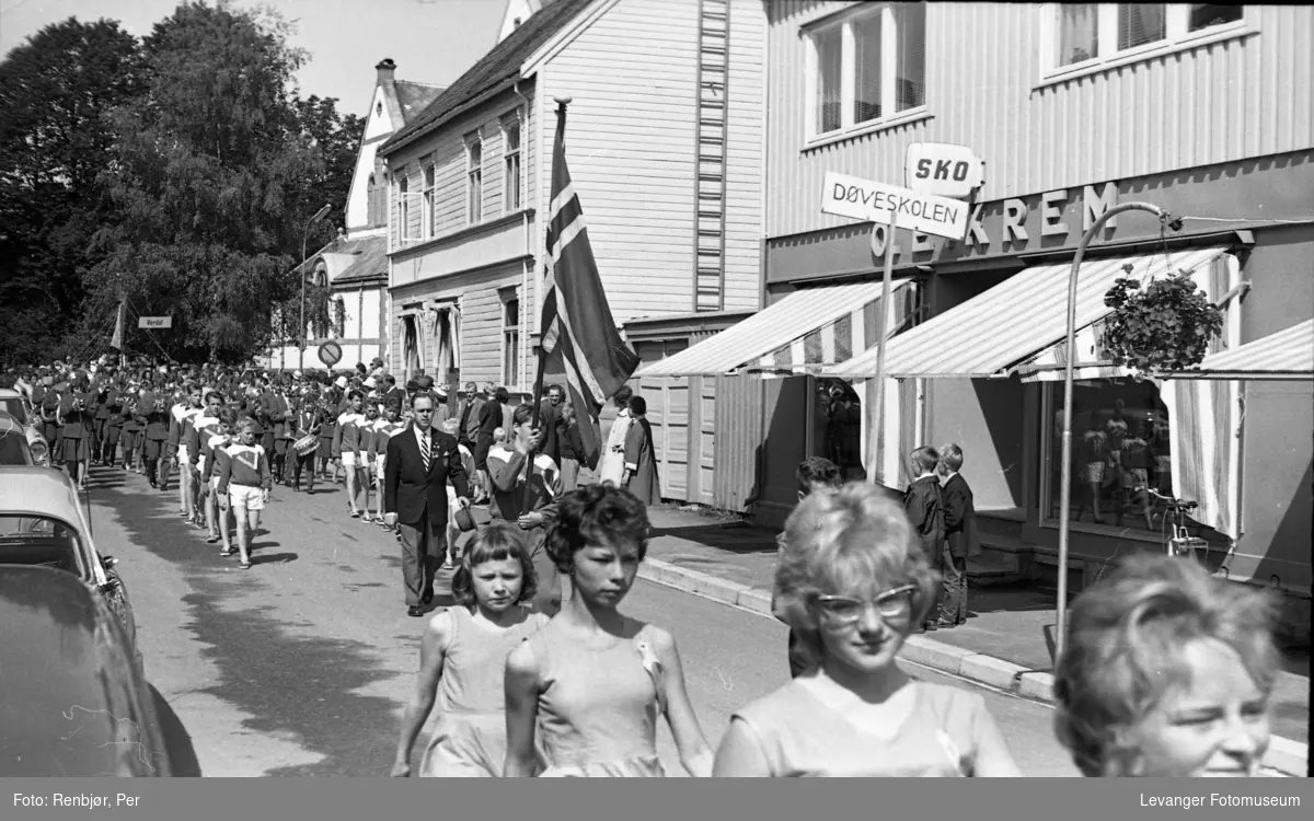 Turnstevne i Levanger, fra opptoget i gata. deltakerer fra døveskolen.